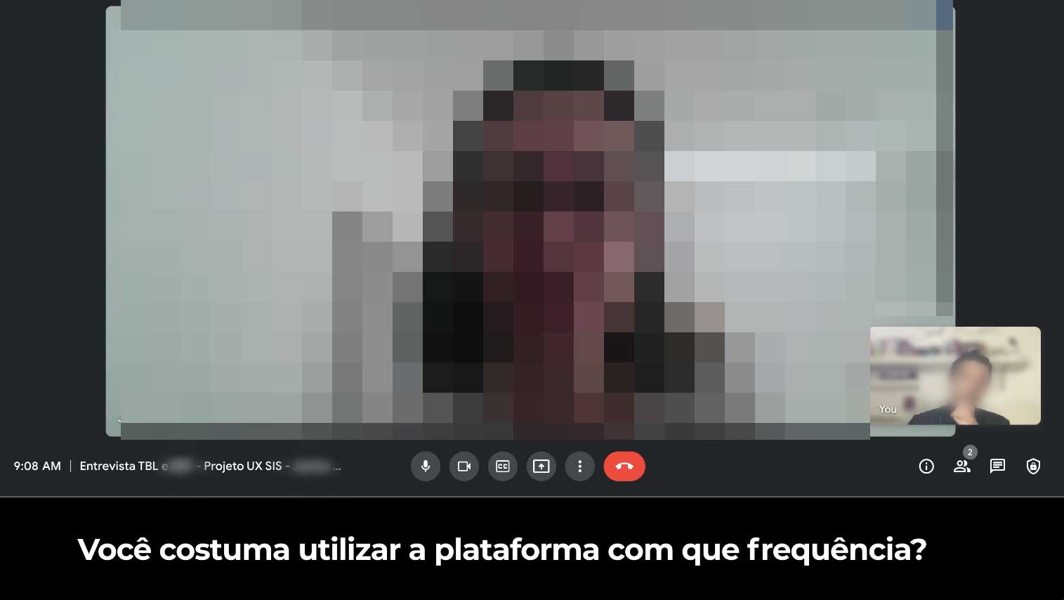 Remote customer interview for SiS Manager, face blurred for privacy. On-screen prompt: 'Você costuma utilizar a plataforma com que frequência?' (how often do you use the platform?)