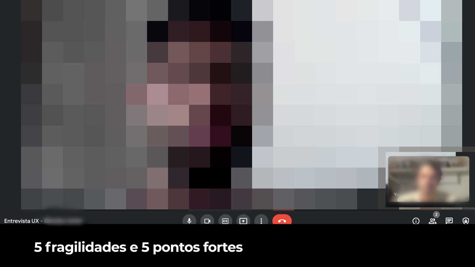 Remote customer interview for SiS Manager, face blurred for privacy. On-screen prompt: '5 fragilidades e 5 pontos fortes' (five weaknesses and five strengths).
