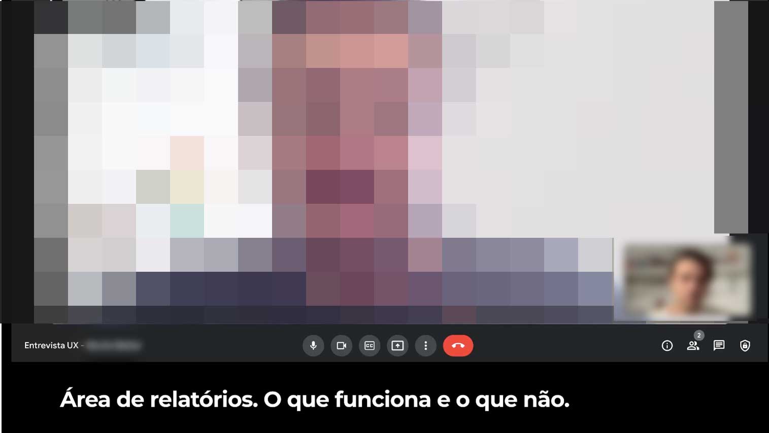 Remote customer interview for SiS Manager, face blurred for privacy. On-screen prompt: 'Área de relatórios. O que funciona e o que não.' (reports area, what works and what doesn't).